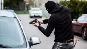 Robo de vehículos en Cuernavaca reflejado en calles urbanas de Morelos con presencia policial y tránsito cotidiano