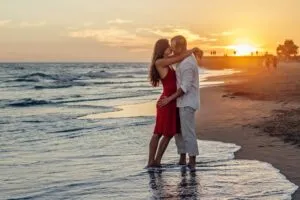 Pareja celebra San Valentín en Miami Beach con cena romántica y ambiente cultural en destino turístico de Florida