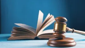 Documentos legales y sala de tribunal vinculados a controversia de abogados de North Miami