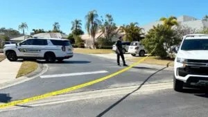 Patrullas y cinta policial en zona residencial de Florida tras un tiroteo con múltiples víctimas