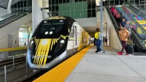 Tren Brightline detenido tras choque en cruce ferroviario de Pompano Beach Florida