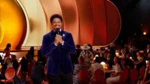 Trevor Noah presentando los premios Grammy mientras se genera polémica política tras críticas de Donald Trump
