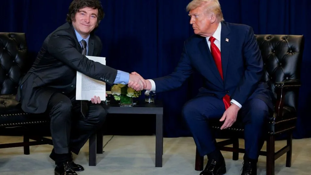 Donald Trump en conferencia anunciando cumbre presidencial en Miami sobre América Latina