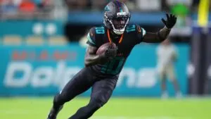 Tyreek Hill durante partido con Miami Dolphins antes de su liberación en reestructuración