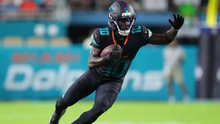 Tyreek Hill durante partido con Miami Dolphins antes de su liberación en reestructuración