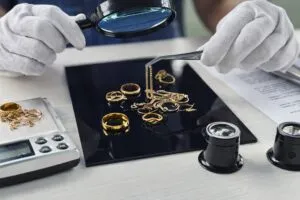Peritaje de joyas y artículos de lujo con instrumentos de autenticación en un entorno profesional en Miami.