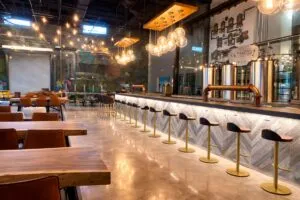 Personas celebran en Wynwood un evento cultural y deportivo que refleja el espíritu latino del 305 en Miami.