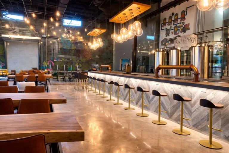 Personas celebran en Wynwood un evento cultural y deportivo que refleja el espíritu latino del 305 en Miami.