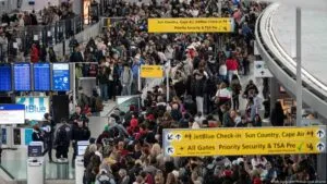 aeropuertos de Estados Unidos con agentes de ICE apoyando seguridad y control de pasajeros ante falta de personal en TSA