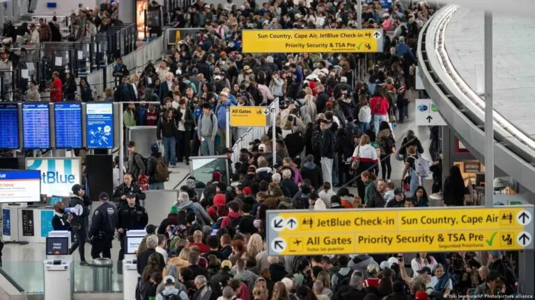 aeropuertos de Estados Unidos con agentes de ICE apoyando seguridad y control de pasajeros ante falta de personal en TSA