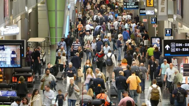 aeropuertos de Florida con largas filas en controles de seguridad por falta de personal TSA durante crisis operativa