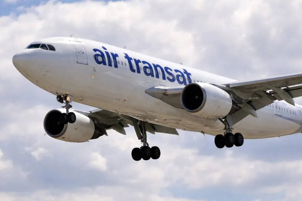 Avión de Air Transat en pista tras suspender vuelos Florida por caída del turismo canadiense y ajuste de rutas