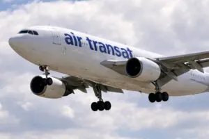 Avión de Air Transat en pista tras suspender vuelos Florida por caída del turismo canadiense y ajuste de rutas