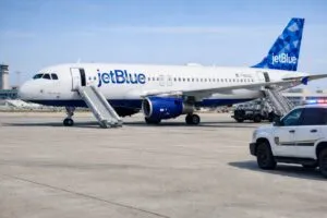 Avión de JetBlue en pista con equipo de seguridad tras evacuación y revisión de seguridad vuelos Florida