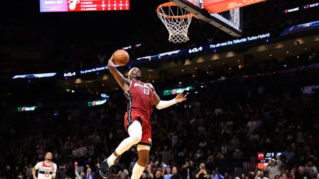Bam Adebayo celebrando tras anotar puntos históricos con el Miami Heat en un partido de la NBA