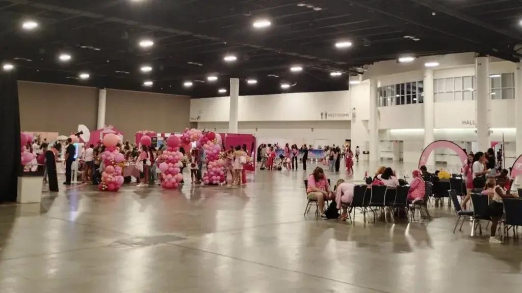 Barbie Dream Fest con instalaciones simples y asistentes en Fort Lauderdale tras críticas por mala organización del evento