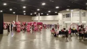 Barbie Dream Fest con instalaciones simples y asistentes en Fort Lauderdale tras críticas por mala organización del evento