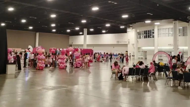 Barbie Dream Fest con instalaciones simples y asistentes en Fort Lauderdale tras críticas por mala organización del evento