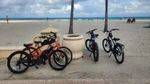 Usuario circulando en bicicletas eléctricas por calle urbana en Florida