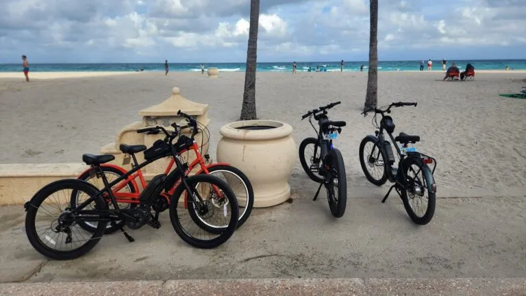 Usuario circulando en bicicletas eléctricas por calle urbana en Florida