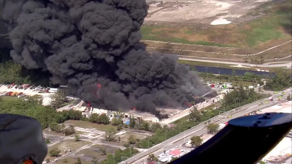 incendio industrial en Miami Gardens con gran nube de humo y operación de bomberos en Miami-Dade