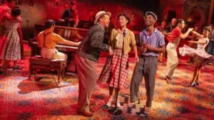 Escenario iluminado del Adrienne Arsht Center durante anuncio de Broadway en Miami