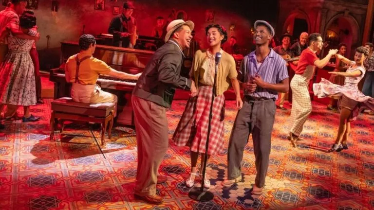 Escenario iluminado del Adrienne Arsht Center durante anuncio de Broadway en Miami