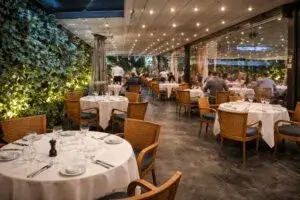 Nuevo café italiano Cipriani en Miami con diseño moderno y experiencia gastronómica todo el día