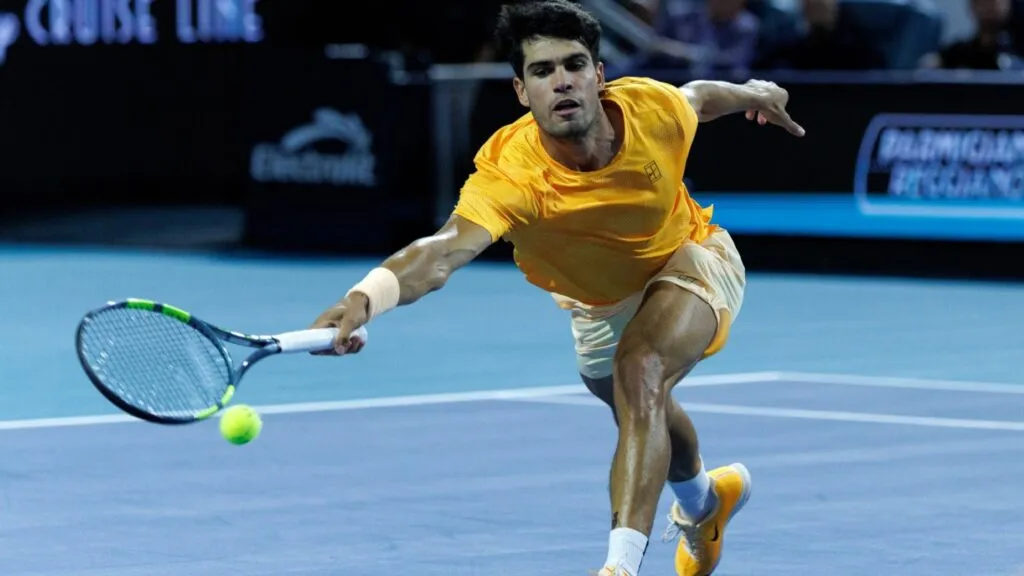 Carlos Alcaraz Miami Open tras vencer a Joao Fonseca y avanzar en el torneo con sólida actuación en Miami