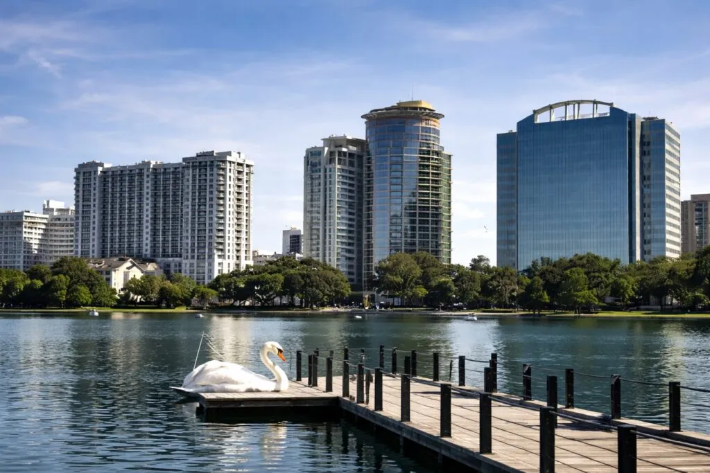 Central Florida impulsa turismo e inversión global con desarrollo estratégico y crecimiento económico en Florida
