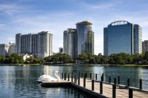 Central Florida impulsa turismo e inversión global con desarrollo estratégico y crecimiento económico en Florida