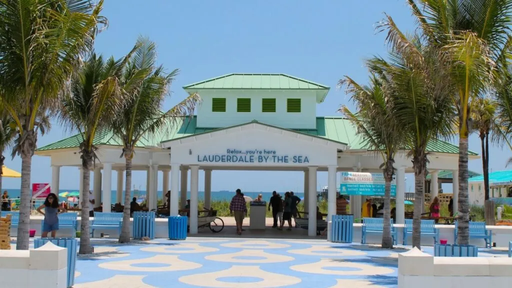 señal de calle dedicada a Donald Trump en ciudad del sur de Florida con debate local sobre calles con nombre de Trump