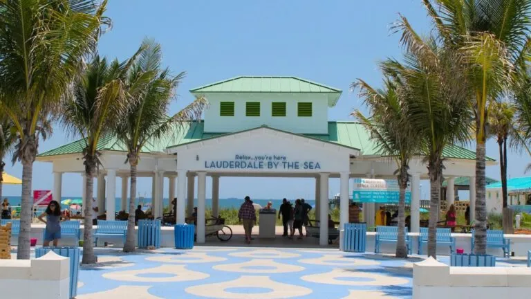 señal de calle dedicada a Donald Trump en ciudad del sur de Florida con debate local sobre calles con nombre de Trump