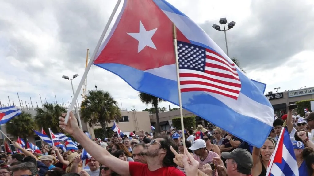bandera de Cuba en Miami durante una manifestación política sobre el futuro de la isla