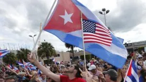 bandera de Cuba en Miami durante una manifestación política sobre el futuro de la isla