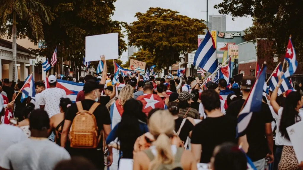 cubanos en Miami envían ayuda a sus familias en Cuba ante la crisis económica y social en la isla