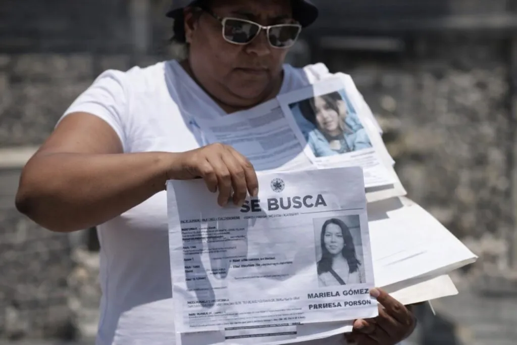 Escena urbana que refleja la búsqueda y atención a víctimas en México para la desaparición de mujeres