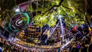 Ultra Miami con escenario iluminado, DJ en vivo y multitud disfrutando sets electrónicos en Miami