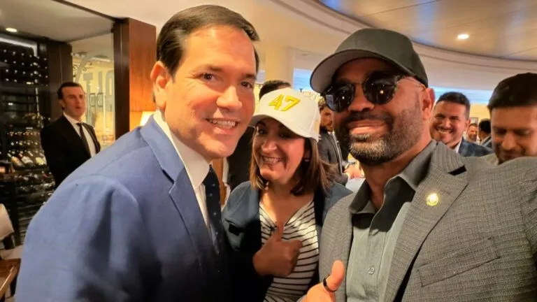 encuentro entre Enrique Tarrio y Marco Rubio durante evento en Trump National Doral en Miami