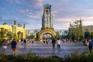 Visitantes en Universal Epic Universe en Orlando Florida disfrutando atracciones inmersivas y experiencias innovadoras