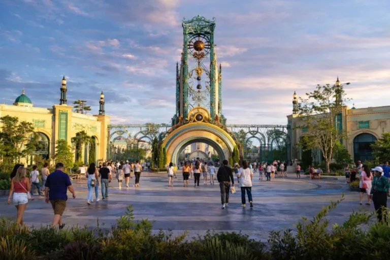 Visitantes en Universal Epic Universe en Orlando Florida disfrutando atracciones inmersivas y experiencias innovadoras