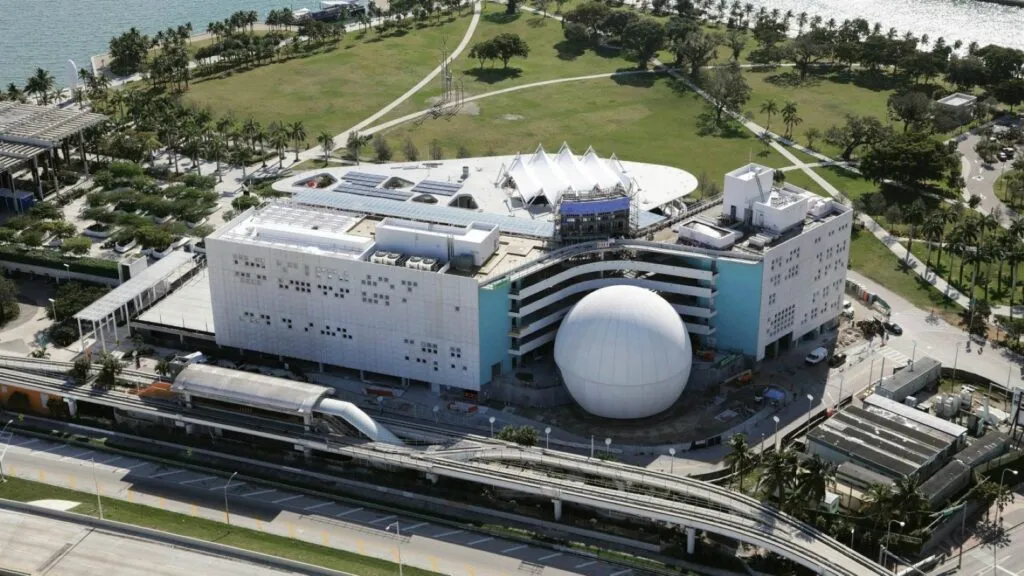 Público en un teatro de Miami durante eventos en Miami esta semana con ambiente cultural nocturno