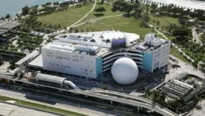 Público en un teatro de Miami durante eventos en Miami esta semana con ambiente cultural nocturno