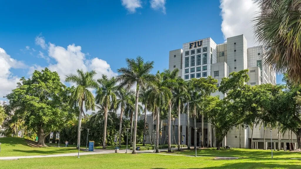 campus de FIU en Miami tras investigación por mensajes racistas y antisemitas vinculados a estudiantes