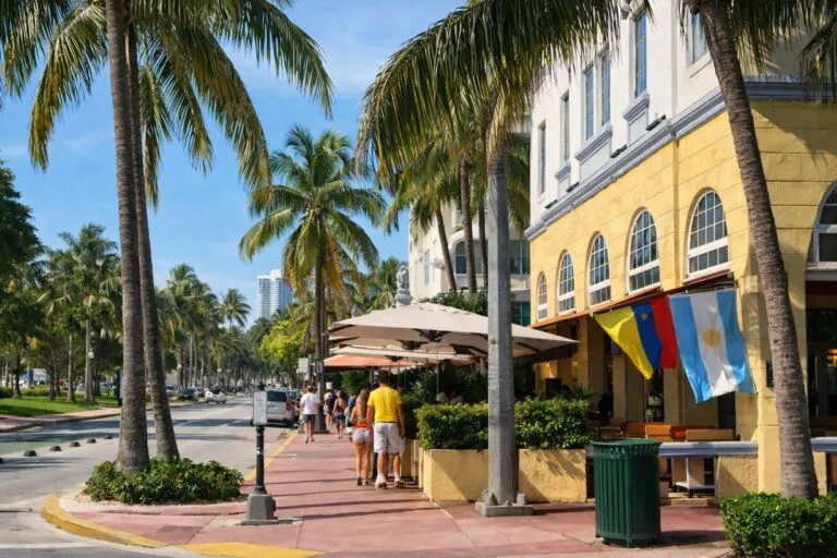 Turistas colombianos disfrutando la experiencia cultural y urbana en Miami y Orlando, impulsando el turismo internacional.