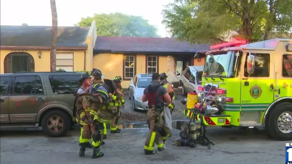 Miami Gardens incendio en vivienda con bomberos controlando llamas y humo en zona residencial de Florida