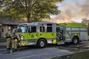 incendio en Miami-Dade con bomberos controlando fuego en vivienda en Florida marzo 2026