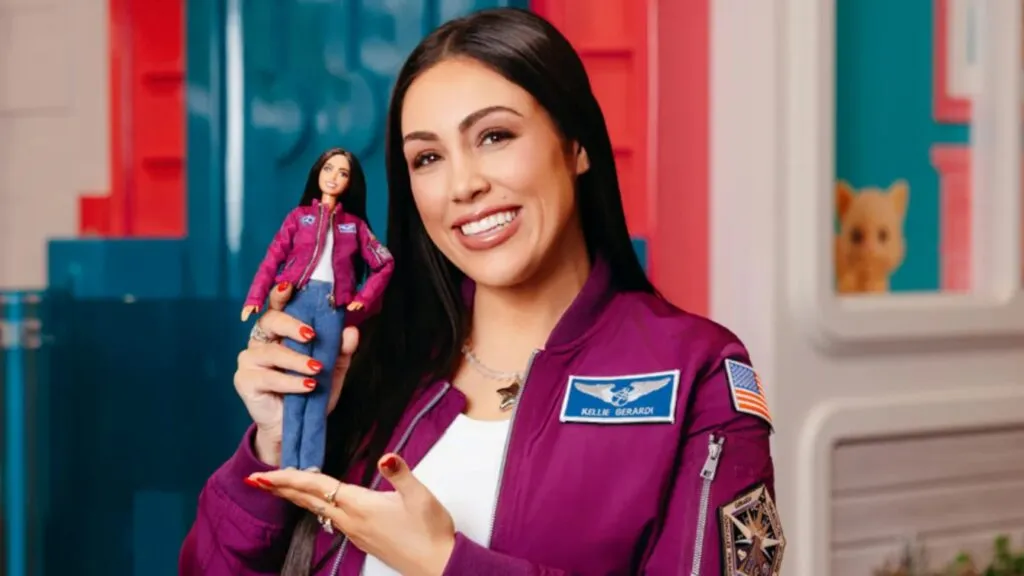 Kellie Gerardi astronauta inspirando una muñeca Barbie del Dream Team en el Día Internacional de la Mujer