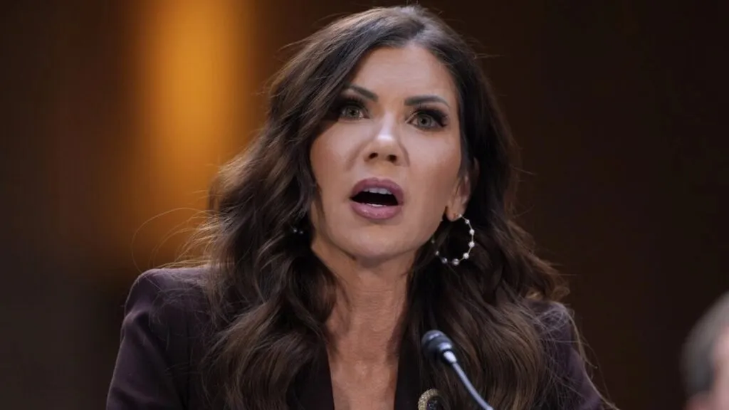 Kristi Noem tras su destitución como secretaria del Departamento de Seguridad Nacional en Estados Unidos