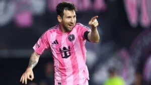 Lionel Messi con uniforme del Inter Miami en partido de la MLS en Estados Unidos
